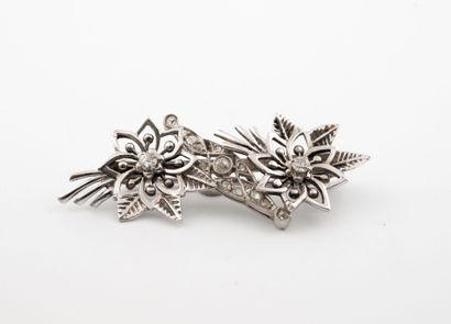 Broche en or gris (750) formant à décor de...