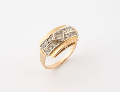 Bague en or jaune et gris (750), centré d'une...