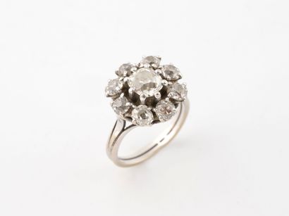 Bague marguerite en or gris (750) et platine...