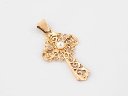 Pendentif croix ajourée en or jaune (750)...