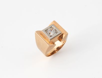 Bague tank en or rose (750) centré d'une...