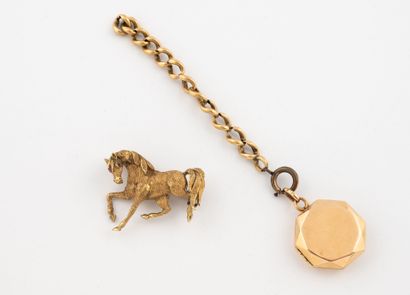 Broche cheval en or jaune (750) et petit...