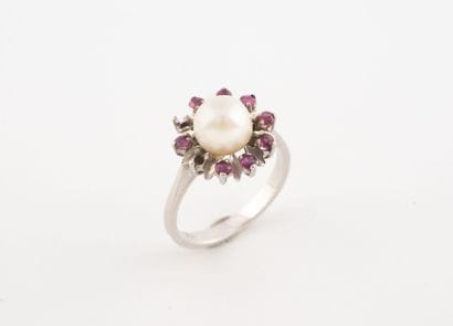 Bague en or gris (750) ornée d'une perle...