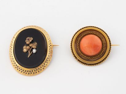 Two brooches in yellow gold (750) including...