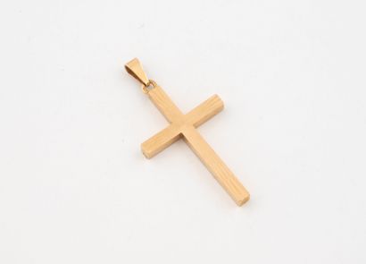 Pendentif croix en or jaune (750). 
Poids...