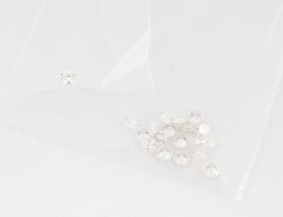Lot of 18 diamonds on paper.
Total weight:...