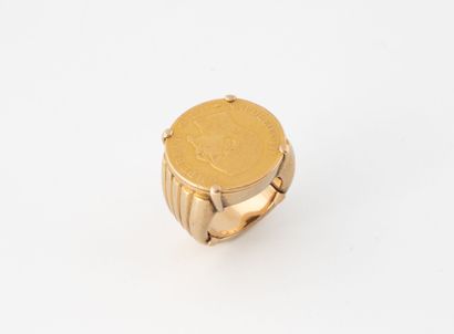 Bague chevalière en or jaune (750) ornée...