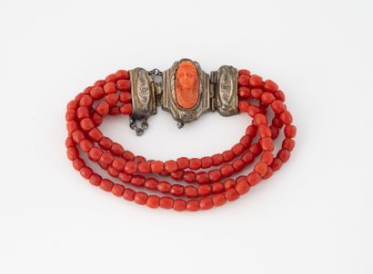 Bracelet à quatre rangs de perles de corail...