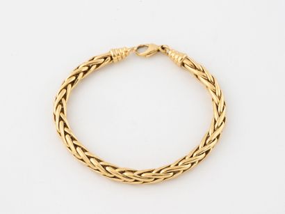 Bracelet en or jaune (750) à maille tressée...