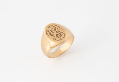 Yellow gold (750) signet ring with oval plate...