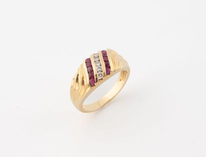 Yellow gold (750) band ring with grooved...