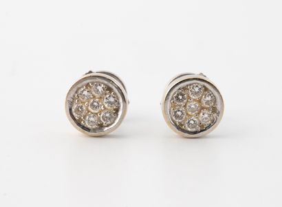 Paire de clous d'oreilles en or gris (750)...
