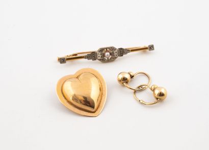 Yellow gold (750) lot including :
- A small...