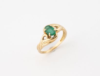 Yellow gold (750) ring set with an oval emerald-cut...