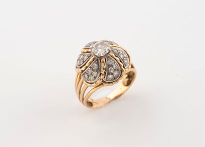 Bague dôme en or jaune (750) et platine (850)...