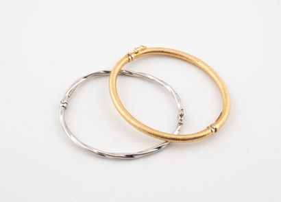 Deux bracelets joncs en or jaune et blanc...