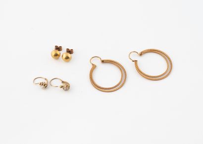 Lot de boucles d'oreilles en or jaune (750)...