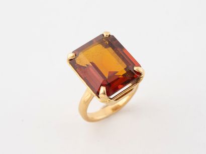 Yellow gold (750) ring centering an emerald-cut...