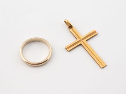 Lot comprenant une alliance et une croix...