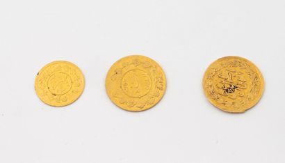 Lot de trois monnaies orientales en or comprenant...