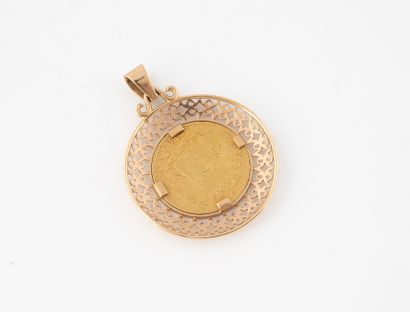 Pendentif en or jaune (750) centré d'une...