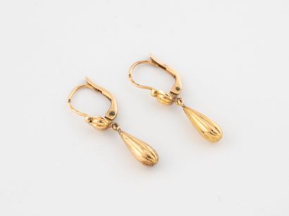 Pair of earrings in yellow gold (750) holding...
