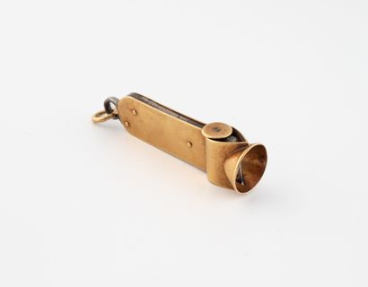 Pendentif formant coupe-cigare en or jaune...