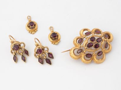 Half set in yellow gold (750) comprising...