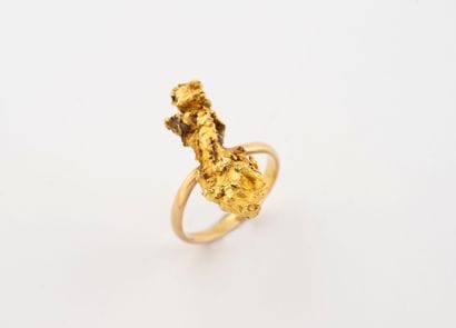 Bague en or jaune (750) centrée d'une 