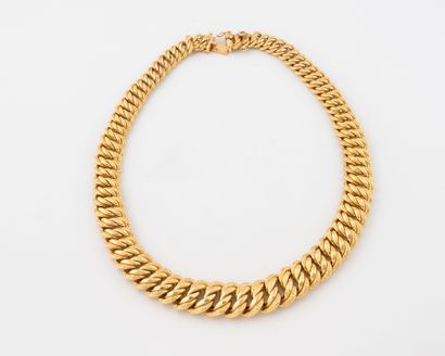 Collier gourmette en chute en or jaune (750)...