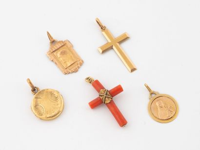 Lot de 5 pendentifs en or jaune (750) comprenant...