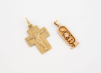 Lot de deux pendentif en or comprenant :...