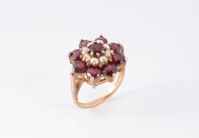 Bague en or rose (375) ornée d'une fleur...