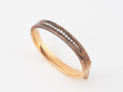 Rigid semi-open rose gold (750) bangle centered...