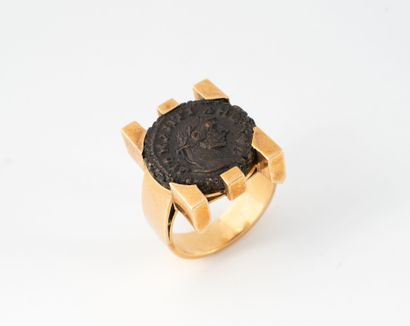Important architectural ring in yellow gold...