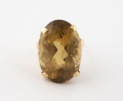 Bague en or jaune (750) centrée d'une importante...