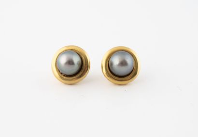 Paire de boucles d'oreilles en or jaune (750)...