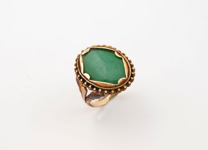 Yellow gold (585) ring set with a green jade...