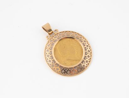 Pendentif en or jaune (750) centré d'une...