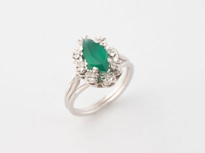 Daisy-style ring in white gold (750) centered...