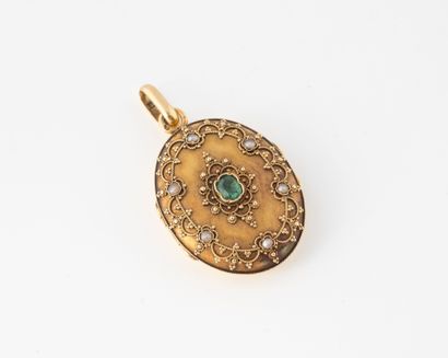 Yellow gold (750) photo pendant with twisted...