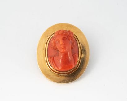 Oval brooch in yellow gold (750) featuring...