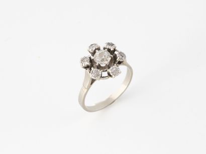 Daisy ring in white gold (750) and platinum...