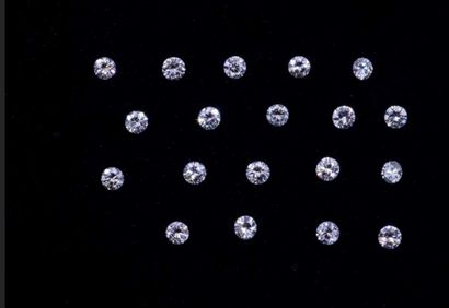 Lot of 18 diamonds on paper.
Total weight:...