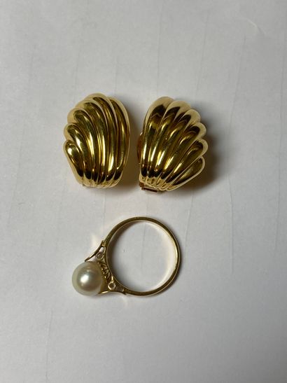 Pair of ear clips in yellow gold (750) featuring...