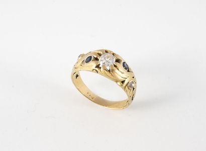 Bague jonc en or jaune (750) à motifs ajourés...