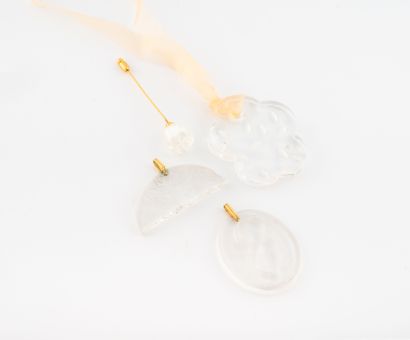 SAINT LOUIS ou LALIQUE
Quatre bijoux de fantaisie...