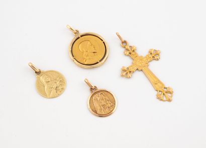 Lot de 3 médailles religieuse en or jaune...