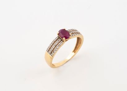 Bague en or jaune (750) ornée d'un rubis...