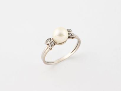 Bague en or gris (750) ornée d'une perle...